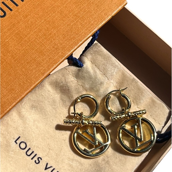LOUIS VUITTON BABY LOUISE LV DROP LOGO TOGGLE HOOP EARRINGS - Picture 1 of 13